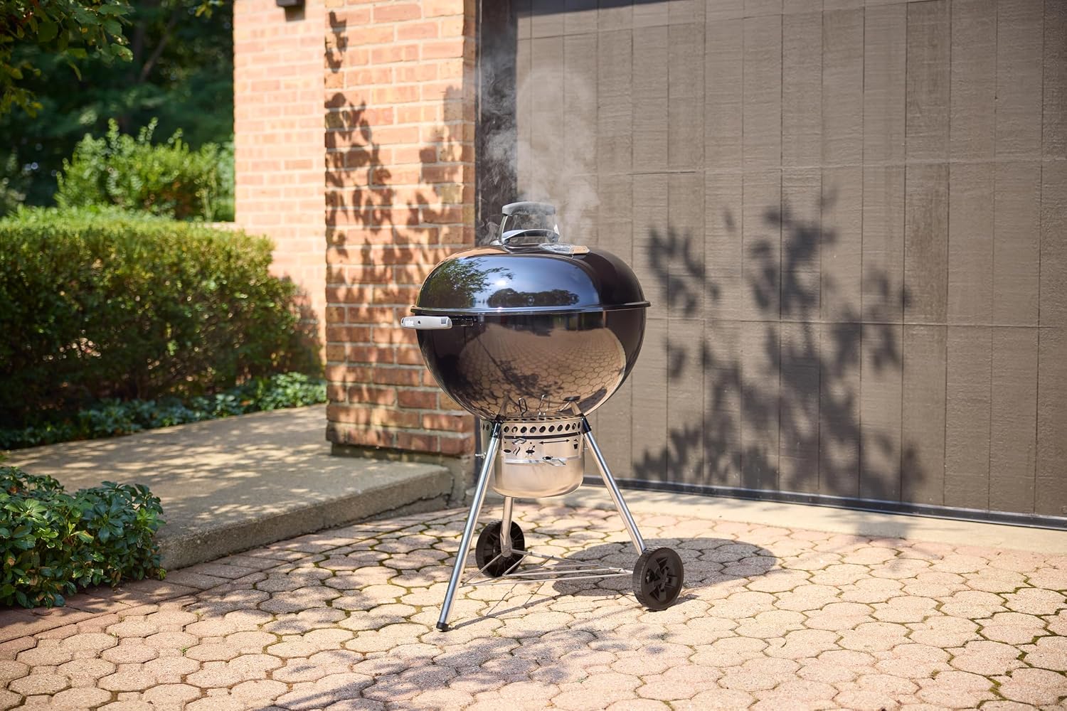Holzkohlegrill 57 cm Original Kettle Premium mit Stand und Rädern 2342 cm² Grillfläche Deckelthermometer