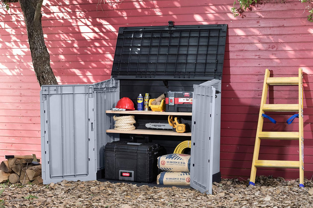 Gartenschuppen Store It Out Nova 132 x 71,5 x 113,5 cm Kunststoff Außenaufbewahrung wetterfest abschließbar hellgrau dunkelgrauer Deckel