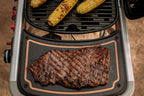Tragbarer Gasgrill Traveler mit klappbarem Untergestell und Rädern 3,8 kW Brenner 2065 cm² Grillfläche Deckelthermometer