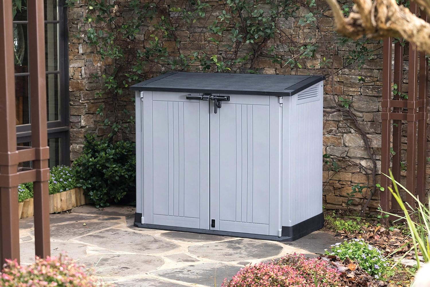 Gartenschuppen Store It Out Nova 132 x 71,5 x 113,5 cm Kunststoff Außenaufbewahrung wetterfest abschließbar hellgrau dunkelgrauer Deckel