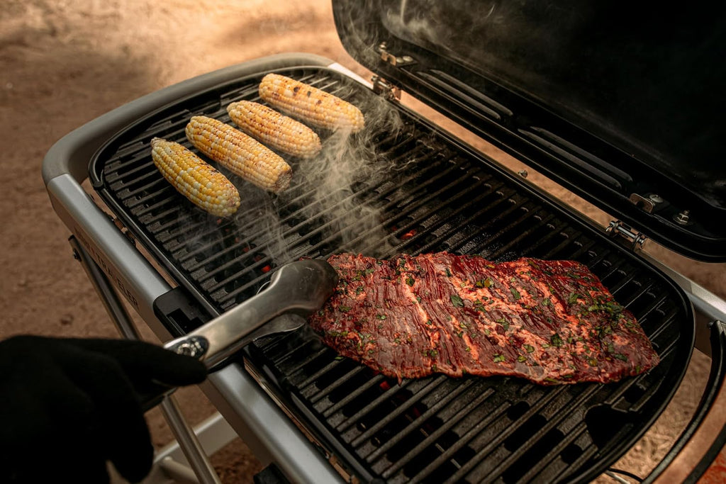 Tragbarer Gasgrill Traveler mit klappbarem Untergestell und Rädern 3,8 kW Brenner 2065 cm² Grillfläche Deckelthermometer