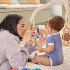 Baby Spielbogen mit Spielmatte Lovevery Play Gym 5 Entwicklungsbereiche mit 13 Aktivitätsspielzeugen für Babys
