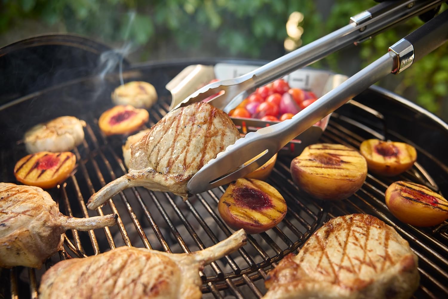 Holzkohlegrill 57 cm Original Kettle Premium mit Stand und Rädern 2342 cm² Grillfläche Deckelthermometer