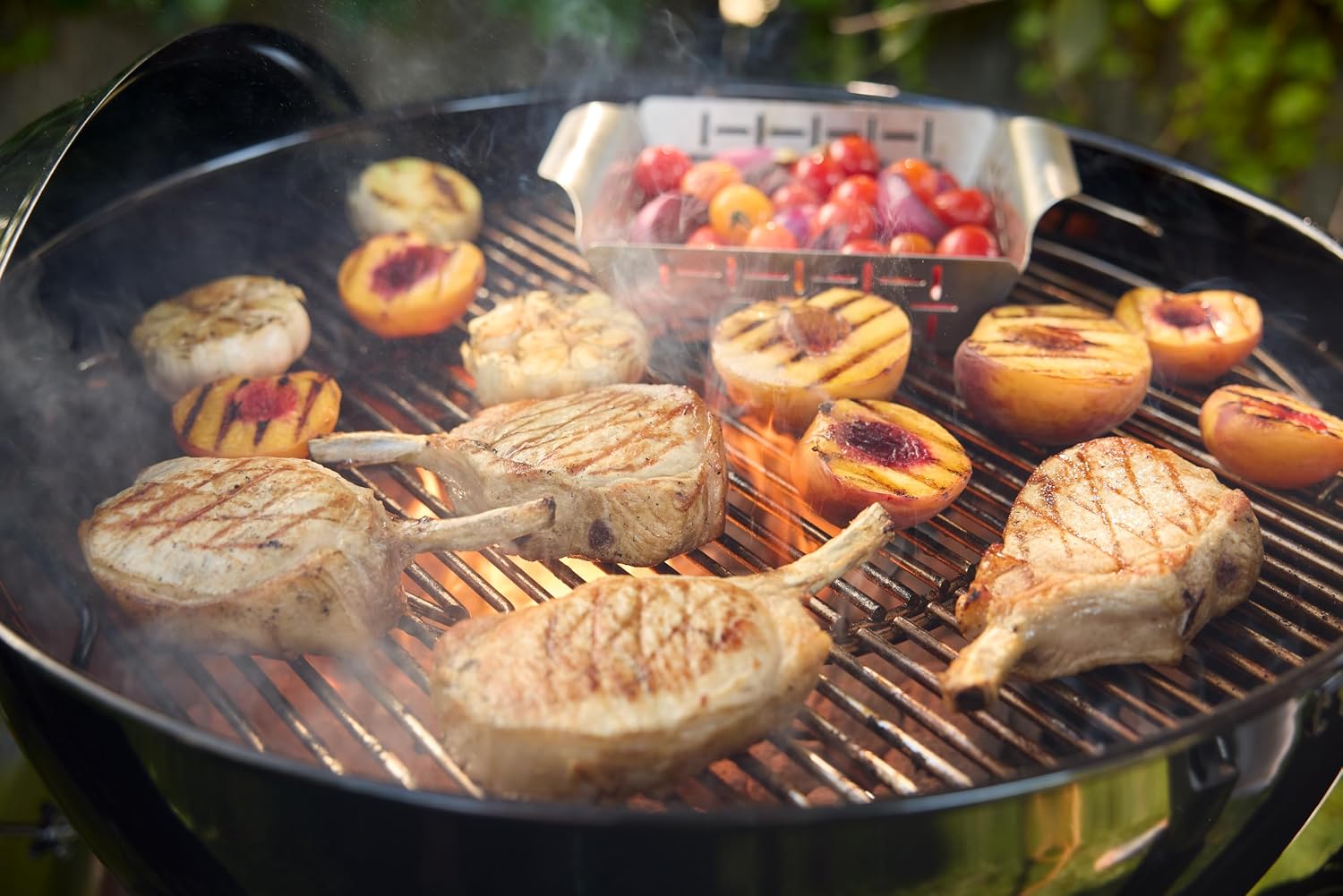 Holzkohlegrill 57 cm Original Kettle Premium mit Stand und Rädern 2342 cm² Grillfläche Deckelthermometer