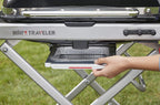 Tragbarer Gasgrill Traveler mit klappbarem Untergestell und Rädern 3,8 kW Brenner 2065 cm² Grillfläche Deckelthermometer