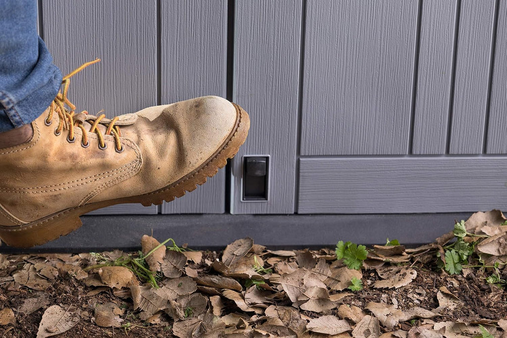 Gartenschuppen Store It Out Nova 132 x 71,5 x 113,5 cm Kunststoff Außenaufbewahrung wetterfest abschließbar hellgrau dunkelgrauer Deckel