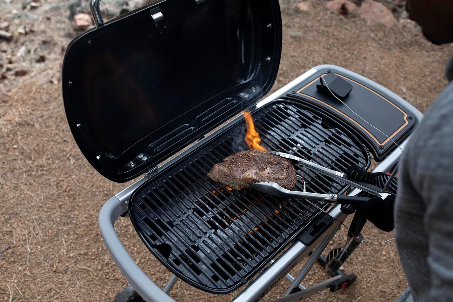 Tragbarer Gasgrill Traveler mit klappbarem Untergestell und Rädern 3,8 kW Brenner 2065 cm² Grillfläche Deckelthermometer