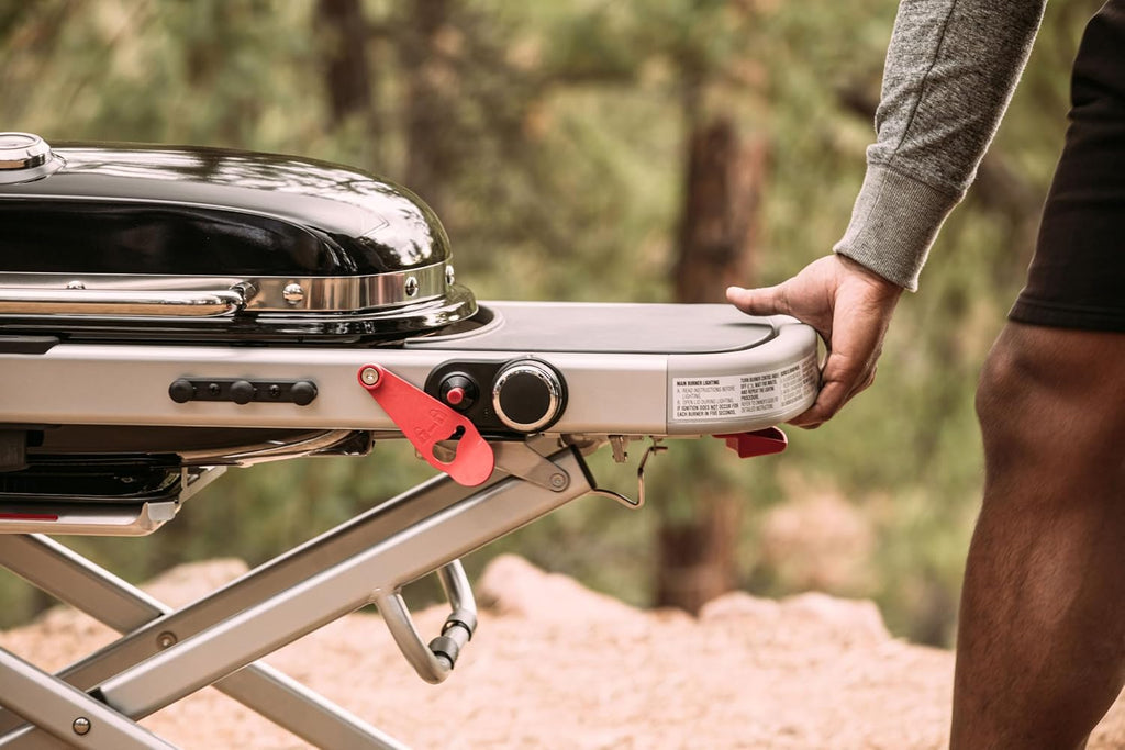 Tragbarer Gasgrill Traveler mit klappbarem Untergestell und Rädern 3,8 kW Brenner 2065 cm² Grillfläche Deckelthermometer