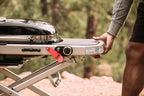Tragbarer Gasgrill Traveler mit klappbarem Untergestell und Rädern 3,8 kW Brenner 2065 cm² Grillfläche Deckelthermometer