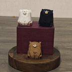 Holzschnitzerei Bär Skulptur, handbemalt, Schreibtisch Dekor, Holzfigur, 3x3.5 cm