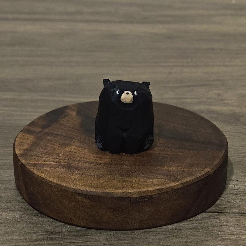 Holzschnitzerei Bär Skulptur, handbemalt, Schreibtisch Dekor, Holzfigur, 3x3.5 cm