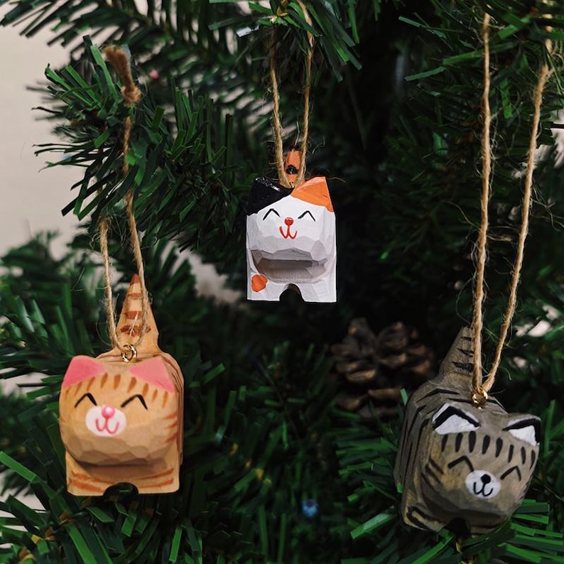 Handgeschnitzte Katzenstatue aus Holz, Weihnachtsbaumschmuck, Schreibtischdeko