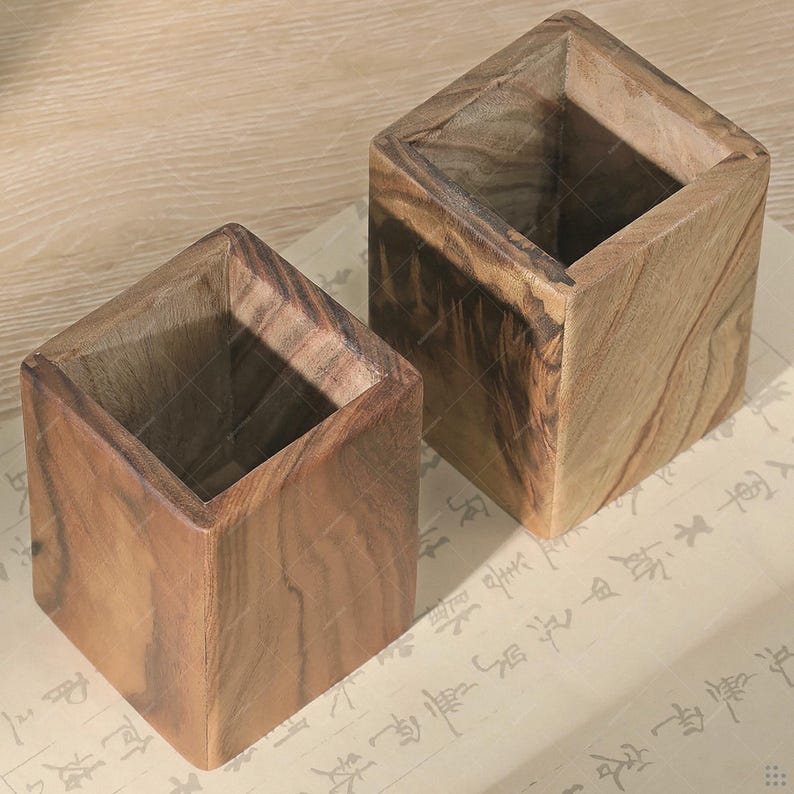 Stifthalter aus massivem Kampferholz 8x8x12 cm – Schreibtisch Organizer, Stiftebecher