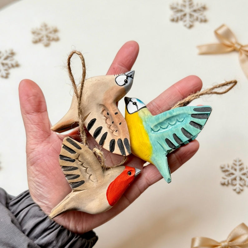 Hängendes Holzvogel-Ornament, handgeschnitzte Deko, bunte Weihnachtsbaumdekoration
