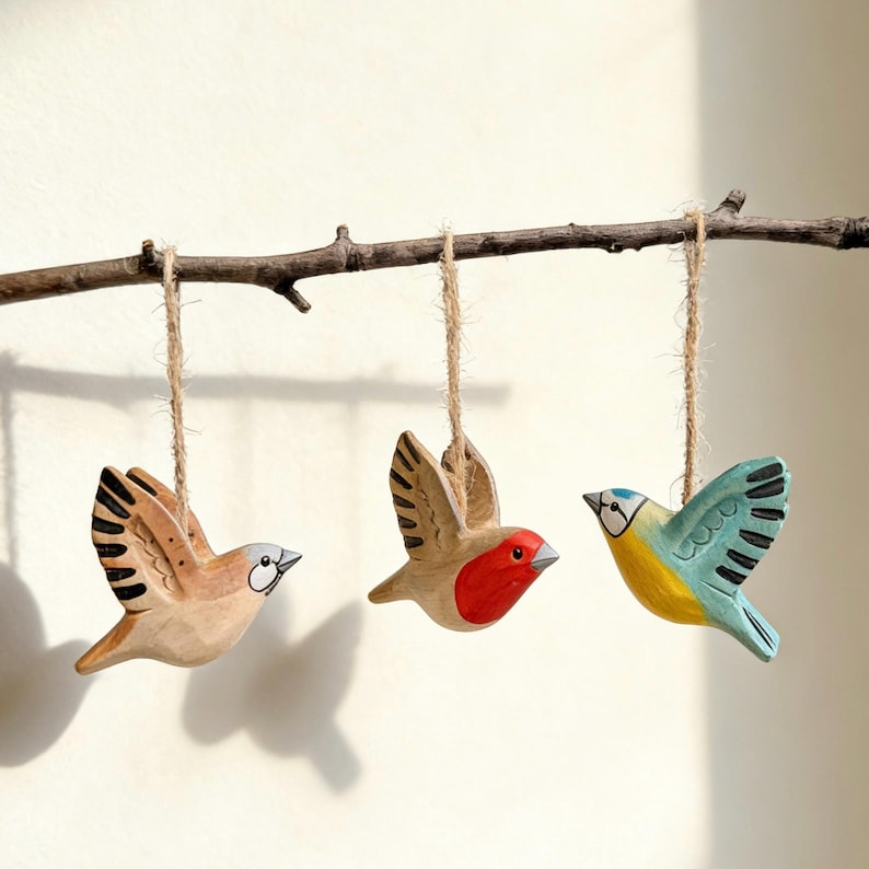 Hängendes Holzvogel-Ornament, handgeschnitzte Deko, bunte Weihnachtsbaumdekoration