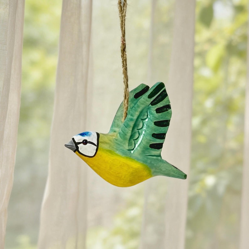 Hängendes Holzvogel-Ornament, handgeschnitzte Deko, bunte Weihnachtsbaumdekoration