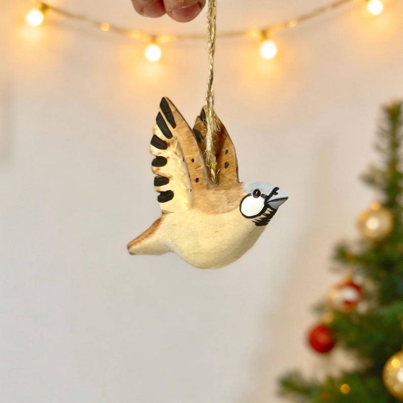 Hängendes Holzvogel-Ornament, handgeschnitzte Deko, bunte Weihnachtsbaumdekoration