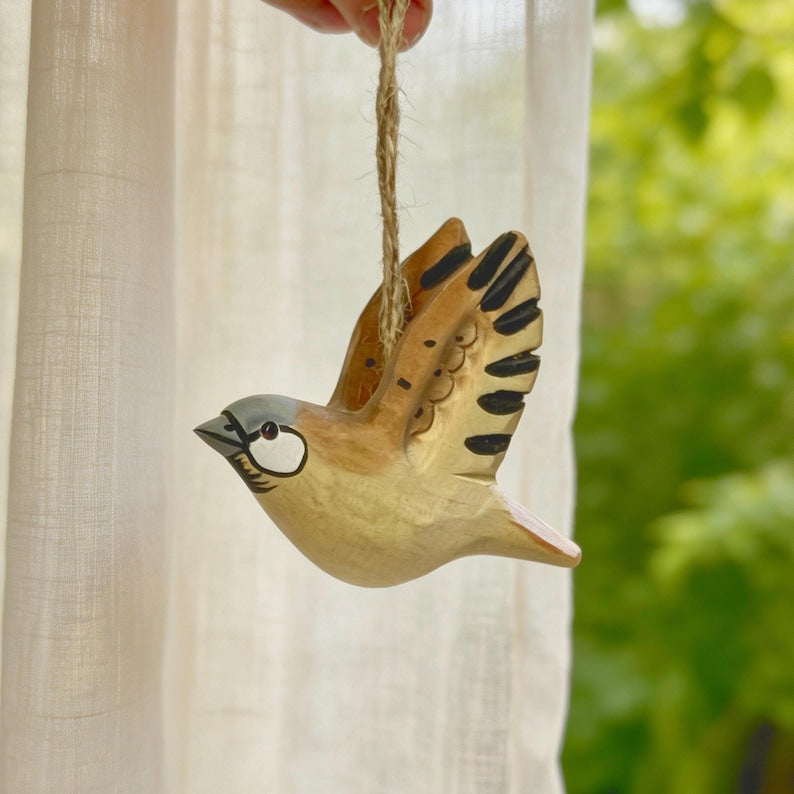 Hängendes Holzvogel-Ornament, handgeschnitzte Deko, bunte Weihnachtsbaumdekoration