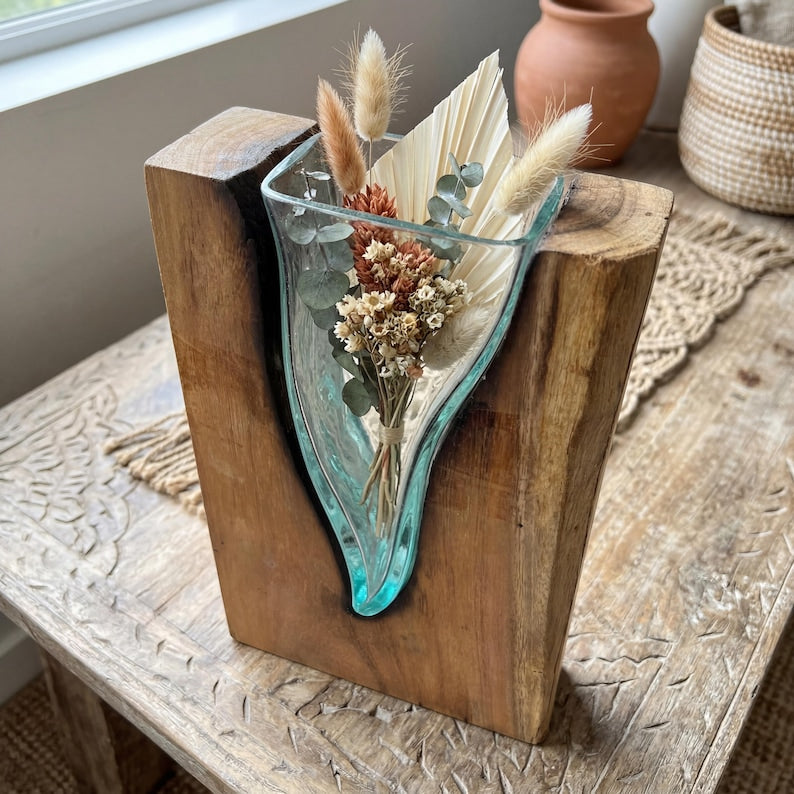 Vertikale Wandvase aus geschmolzenem Glas auf Holz, mundgeblasener Glaspflanzer, rustikale Boho-Dekor, Treibholz-Akzent-Schaustück, kleine Blumenvase