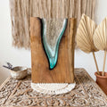 Vertikale Wandvase aus geschmolzenem Glas auf Holz, mundgeblasener Glaspflanzer, rustikale Boho-Dekor, Treibholz-Akzent-Schaustück, kleine Blumenvase