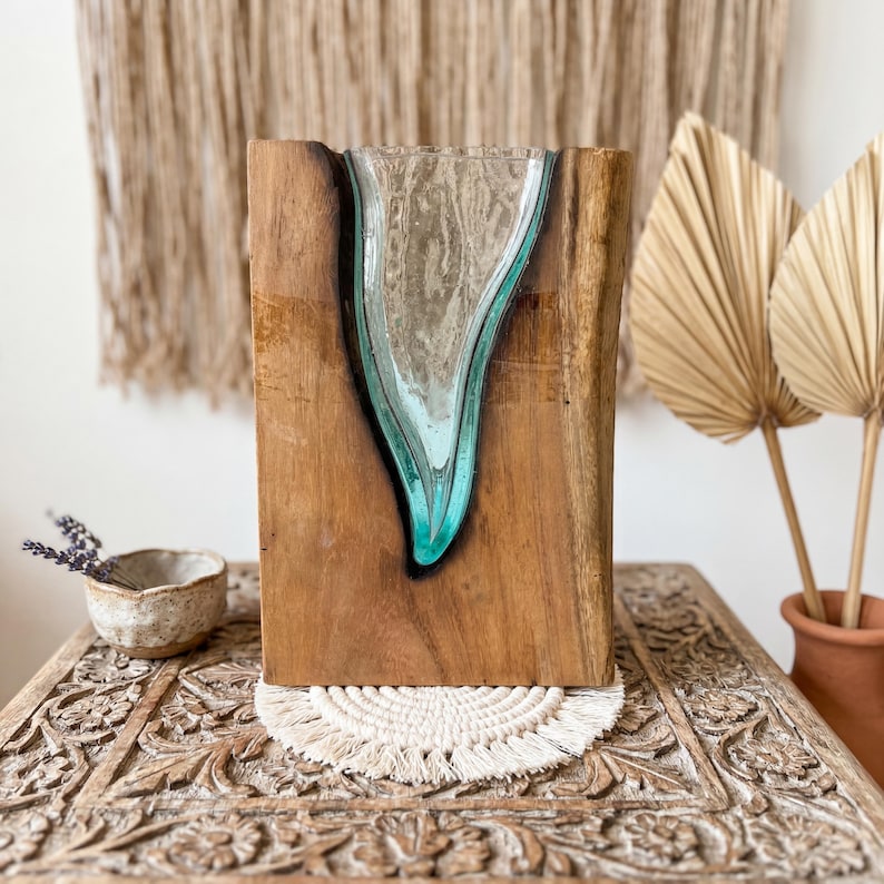 Vertikale Wandvase aus geschmolzenem Glas auf Holz, mundgeblasener Glaspflanzer, rustikale Boho-Dekor, Treibholz-Akzent-Schaustück, kleine Blumenvase