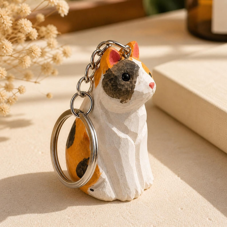 Handgeschnitzte Holzkatze Schlüsselanhänger, Mini Katzenanhänger für Taschen und Rucksäcke, Tierliebhaber Geschenk, Schwarz oder Bunt