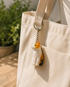 Handgeschnitzte Holzkatze Schlüsselanhänger, Mini Katzenanhänger für Taschen und Rucksäcke, Tierliebhaber Geschenk, Schwarz oder Bunt