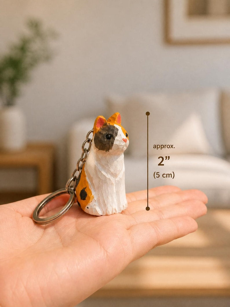 Handgeschnitzte Holzkatze Schlüsselanhänger, Mini Katzenanhänger für Taschen und Rucksäcke, Tierliebhaber Geschenk, Schwarz oder Bunt