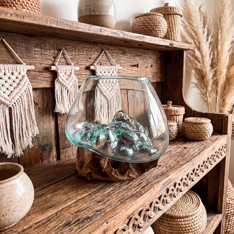 Geschmolzene Glasvase auf natürlichem Treibholzständer, mundgeblasener Glasterrarium-Übertopf, Boho-Küstendekoration, rustikales Waldheimdekor