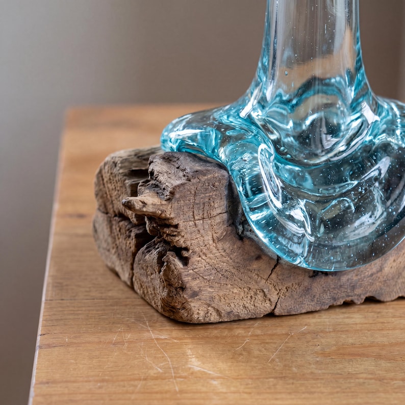 Mundgeblasene Glasvase auf Treibholzfuß, 15,5x22x28 cm, organischer Küstenakzent