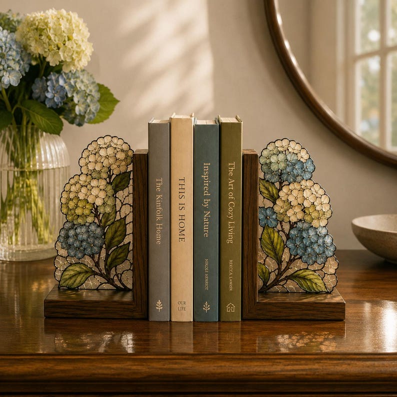 Buchstützen mit Hortensienmotiv aus Holz und Buntglas, Blumendekoration für Bücherregal, botanische Buchstützen im Buntglas-Stil