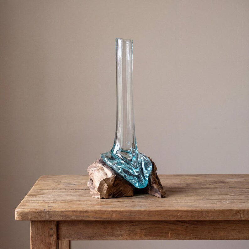 Hohe Vase aus geschmolzenem Glas auf Holzsockel, mundgeblasene blaue Glasvase, 15,5 x 22 x 28 cm
