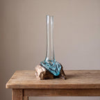 Hohe Vase aus geschmolzenem Glas auf Holzsockel, mundgeblasene blaue Glasvase, 15,5 x 22 x 28 cm