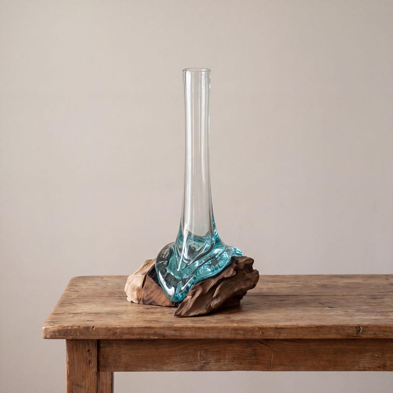 Hohe Vase aus geschmolzenem Glas auf Holzsockel, mundgeblasene blaue Glasvase, 15,5 x 22 x 28 cm