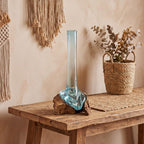 Hohe Vase aus geschmolzenem Glas auf Holzsockel, mundgeblasene blaue Glasvase, 15,5 x 22 x 28 cm