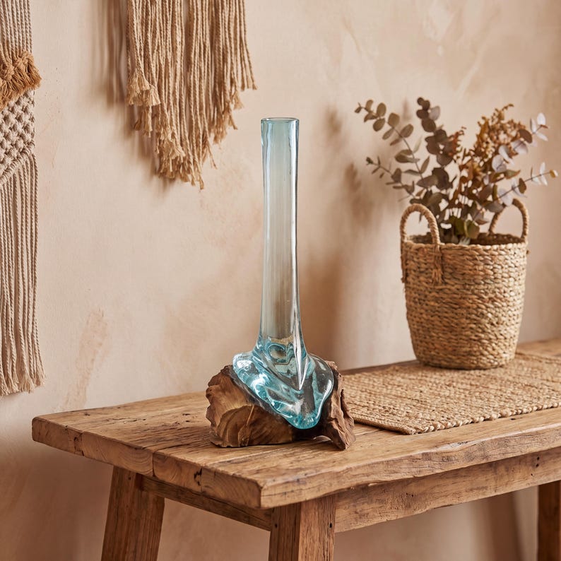 Hohe Vase aus geschmolzenem Glas auf Holzsockel, mundgeblasene blaue Glasvase, 15,5 x 22 x 28 cm