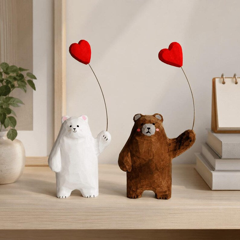 Braunbär Holzfigur mit Herzballon, handgeschnitzte Bärenstatue, Tischdeko, rustikale Wohndekoration