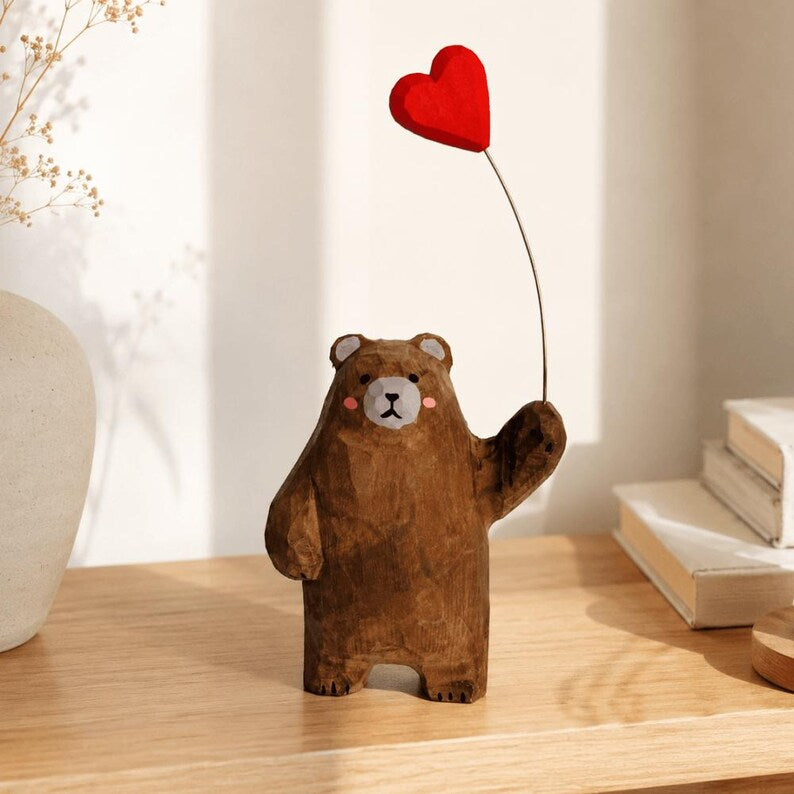 Braunbär Holzfigur mit Herzballon, handgeschnitzte Bärenstatue, Tischdeko, rustikale Wohndekoration