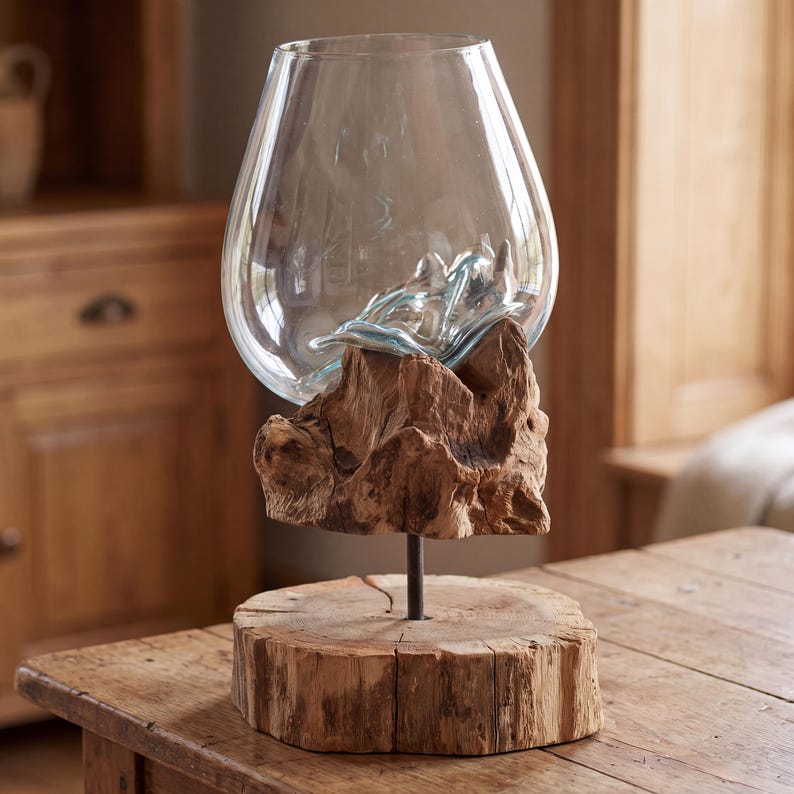 Mundgeblasene Glasvase auf Holzständer, Treibholz-Mittelstück, Boho Wohndekor