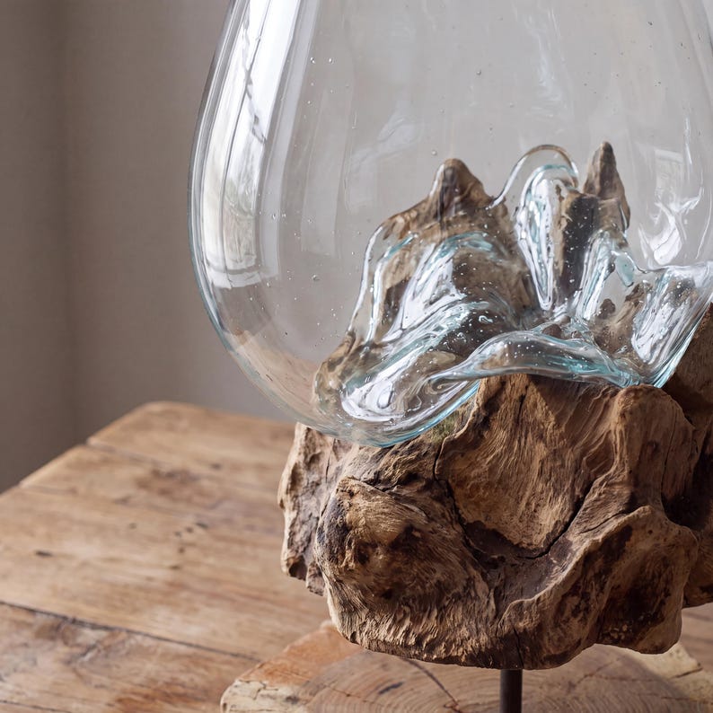 Mundgeblasene Glasvase auf Holzständer, Treibholz-Mittelstück, Boho Wohndekor