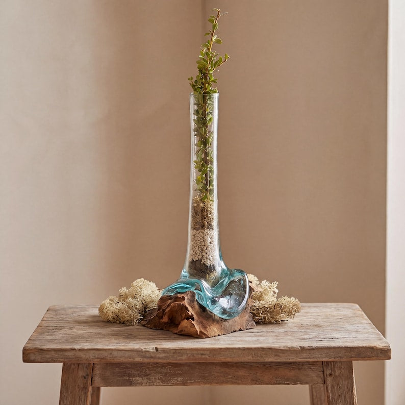 Hohe Vase aus geschmolzenem Glas auf Holzsockel, mundgeblasene blaue Glasvase, 15,5 x 22 x 28 cm