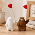 Braunbär Holzfigur mit Herzballon, handgeschnitzte Bärenstatue, Tischdeko, rustikale Wohndekoration