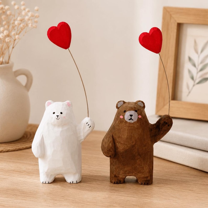 Braunbär Holzfigur mit Herzballon, handgeschnitzte Bärenstatue, Tischdeko, rustikale Wohndekoration