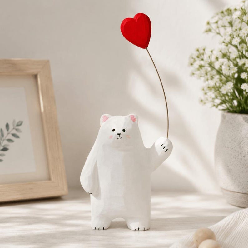 Braunbär Holzfigur mit Herzballon, handgeschnitzte Bärenstatue, Tischdeko, rustikale Wohndekoration