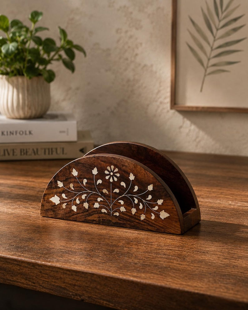 Serviettenhalter aus Holz mit Messingverzierung und floraler Gravur, Tischdeko-Organizer, Einzugsgeschenk