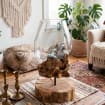 Mundgeblasene Glasvase auf Holzständer, Treibholz-Mittelstück, Boho Wohndekor